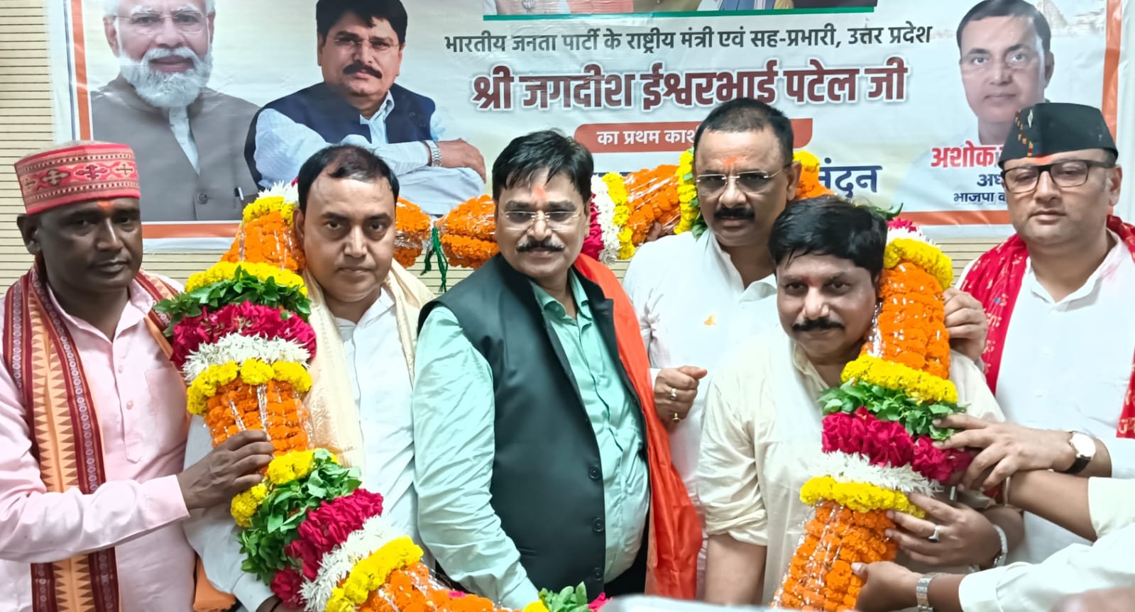 वाराणसी में भाजपा के नवनियुक्त राष्ट्रीय सचिव एवं उत्तर प्रदेश के सह प्रभारी जगदीश पटेल का पहली बार आगमन पर पार्टी पदाधिकारियों और कार्यकर्ताओं ने भव्य स्वागत किया। एयरपोर्ट से सर्किट हाउस तक ढोल-नगाड़ों और पुष्पवर्षा से उनका अभिनंदन हुआ। सर्किट हाउस में आयोजित कार्यक्रम में पटेल ने कार्यकर्ताओं के उत्साह की सराहना करते हुए संगठन को और मजबूत करने का आह्वान किया। उन्होंने आगामी विधानसभा चुनाव में पिछली बार से अधिक सीटें जीतने का विश्वास जताया। इससे पहले उन्होंने काशी विश्वनाथ और काल भैरव मंदिर में दर्शन-पूजन किया।
