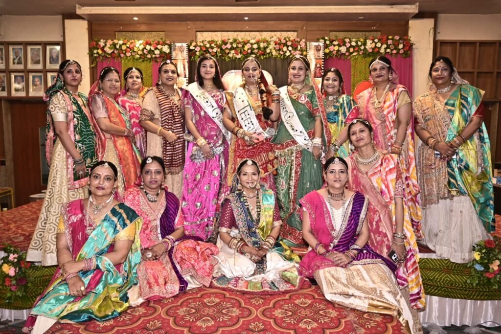 वाराणसी में माहेश्वरी महिला संगठन द्वारा आयोजित ‘लहरियो तीज उत्सव’ हर्षोल्लास के साथ संपन्न हुआ। ‘Instagram Rajasthan’ थीम पर आयोजित कार्यक्रम में राजस्थानी नृत्य रील, कॉमेडी रील और पारंपरिक घूमर की आकर्षक प्रस्तुतियां हुईं। स्वाति बाहेती को तीज क्वीन चुना गया, जबकि श्रेया सोमानी द्वितीय और राधिका मुंद्रड़ा तृतीय विजेता रहीं। रंग-बिरंगे लहरिया परिधानों में सजी महिलाओं ने राजस्थानी संस्कृति और आधुनिकता का सुंदर संगम प्रस्तुत किया।