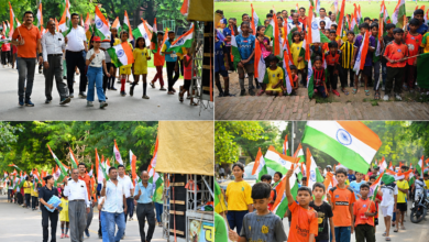 वाराणसी के बनारस रेल इंजन कारखाना (बरेका) परिसर में 14 अगस्त 2026 को स्वतंत्रता दिवस की पूर्व संध्या पर भव्य तिरंगा यात्रा निकाली गई। फुटबॉल नर्सरी ग्राउंड से शुरू हुई यात्रा विभिन्न मार्गों से होते हुए पुनः ग्राउंड पहुंचकर संपन्न हुई। हाथों में तिरंगा लेकर खिलाड़ियों, खेल प्रेमियों, कर्मचारियों और नागरिकों ने भारत माता की जय, वंदे मातरम् और जय हिंद के नारे लगाए। राष्ट्रगान के साथ समापन हुआ। आयोजन ने राष्ट्रीय एकता, अखंडता और देशभक्ति की भावना को मजबूत किया।