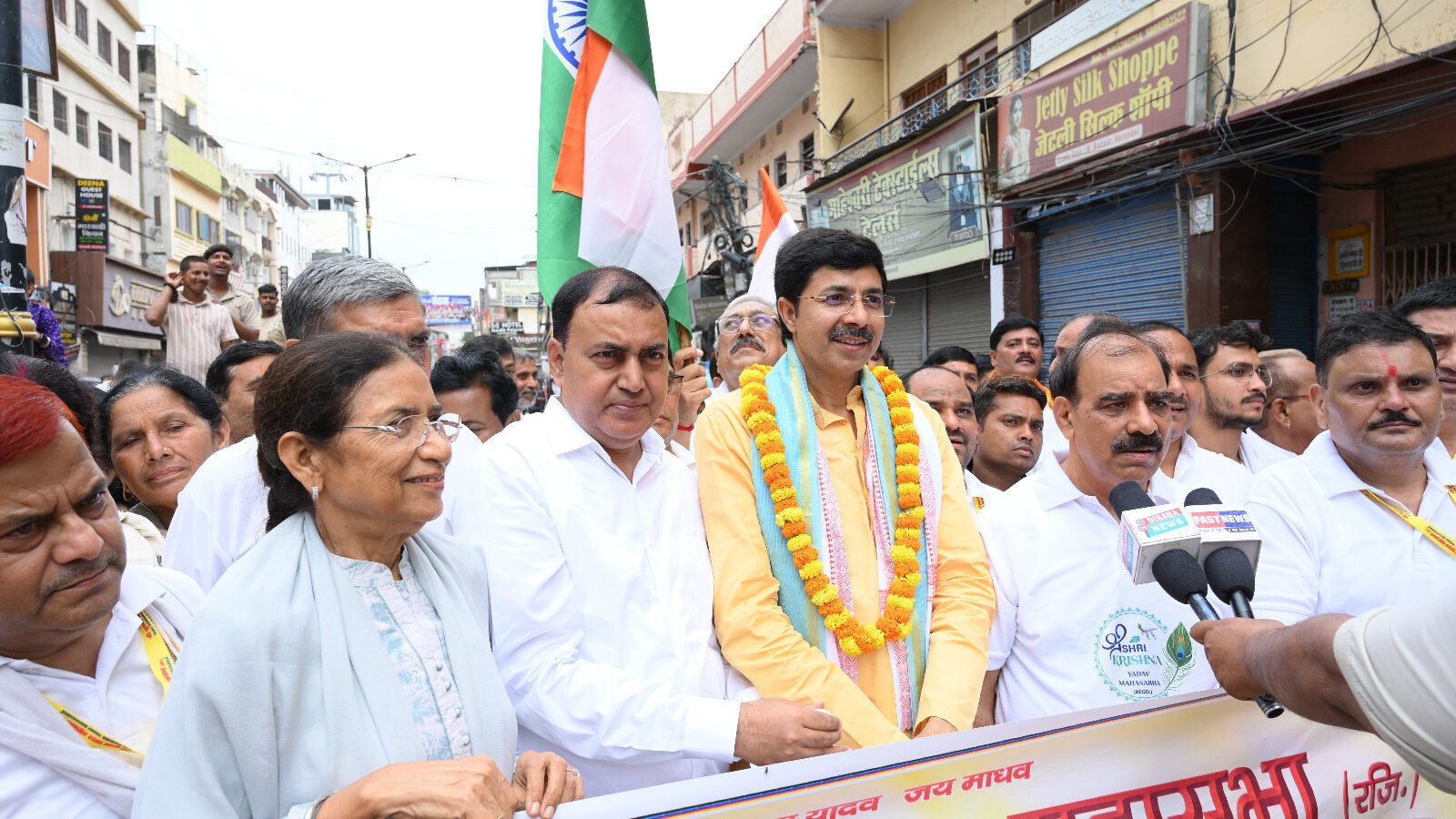 वाराणसी में श्री कृष्णा यादव महासभा ने अपनी वर्षों पुरानी धार्मिक परंपरा का निर्वहन करते हुए लगातार 10वें वर्ष श्री काशी विश्वनाथ मंदिर में जलाभिषेक किया। अध्यक्ष जगदीश यादव के नेतृत्व में श्रद्धालुओं ने विश्व शांति, राष्ट्र की समृद्धि, सामाजिक समरसता और जनकल्याण की कामना की। कार्यक्रम में विभिन्न राज्यों से आए समाजबंधुओं ने सहभागिता की।