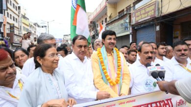 वाराणसी में श्री कृष्णा यादव महासभा ने अपनी वर्षों पुरानी धार्मिक परंपरा का निर्वहन करते हुए लगातार 10वें वर्ष श्री काशी विश्वनाथ मंदिर में जलाभिषेक किया। अध्यक्ष जगदीश यादव के नेतृत्व में श्रद्धालुओं ने विश्व शांति, राष्ट्र की समृद्धि, सामाजिक समरसता और जनकल्याण की कामना की। कार्यक्रम में विभिन्न राज्यों से आए समाजबंधुओं ने सहभागिता की।