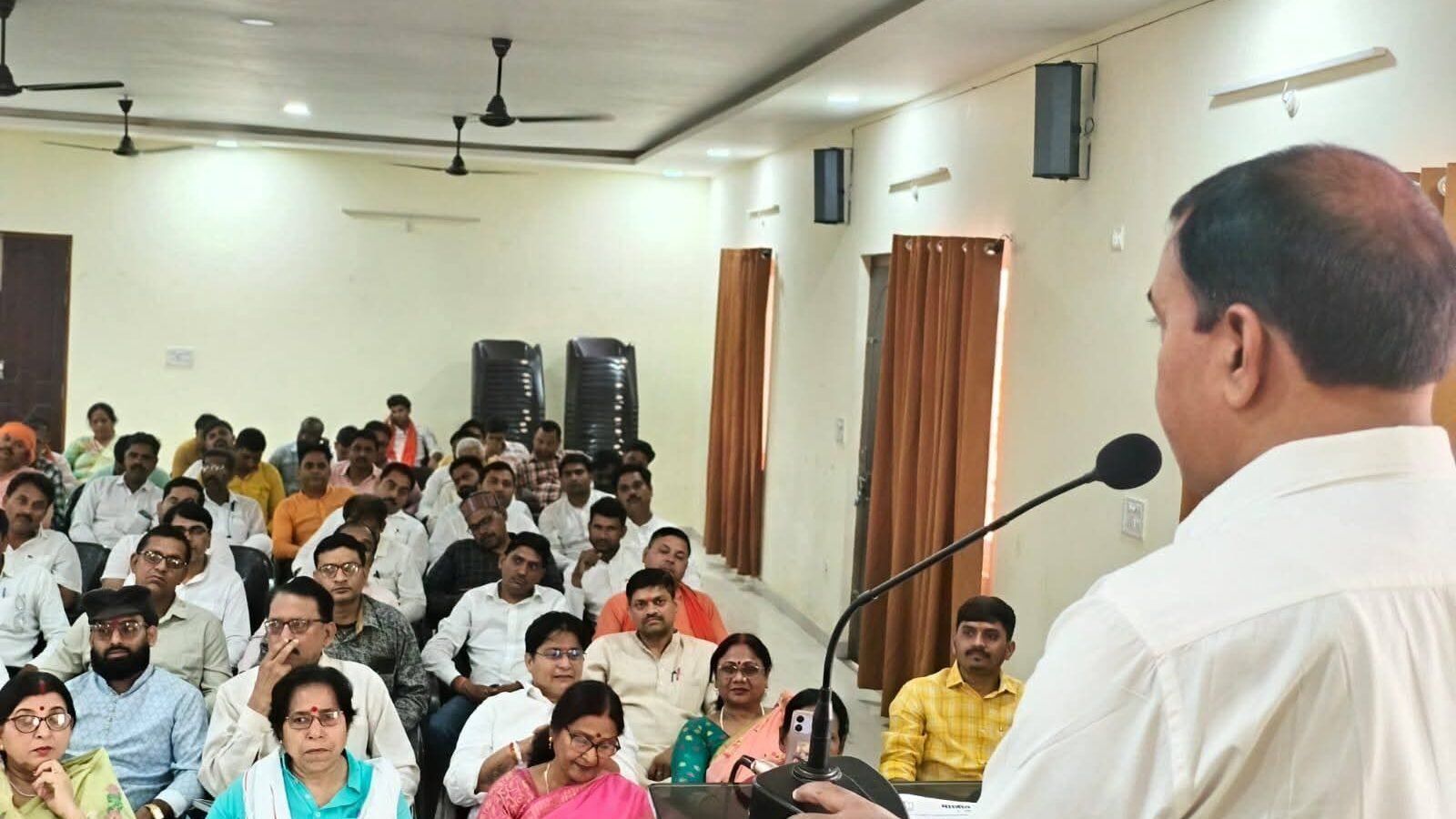 प्रधानमंत्री नरेंद्र मोदी के आह्वान पर भाजपा 10 से 15 अगस्त तक 'हर घर तिरंगा' अभियान चलाएगी। वाराणसी सहित पूरे उत्तर प्रदेश में तिरंगा यात्राएं, जनजागरण, शहीद परिवारों का सम्मान, स्वतंत्रता संग्राम स्थलों पर स्वच्छता अभियान और विभाजन विभीषिका स्मृति दिवस पर विशेष कार्यक्रम आयोजित किए जाएंगे। क्षेत्रीय अध्यक्ष अशोक चौरसिया ने कार्यकर्ताओं से अधिक से अधिक जनभागीदारी सुनिश्चित कर अभियान को राष्ट्रभक्ति का जनआंदोलन बनाने का आह्वान किया।