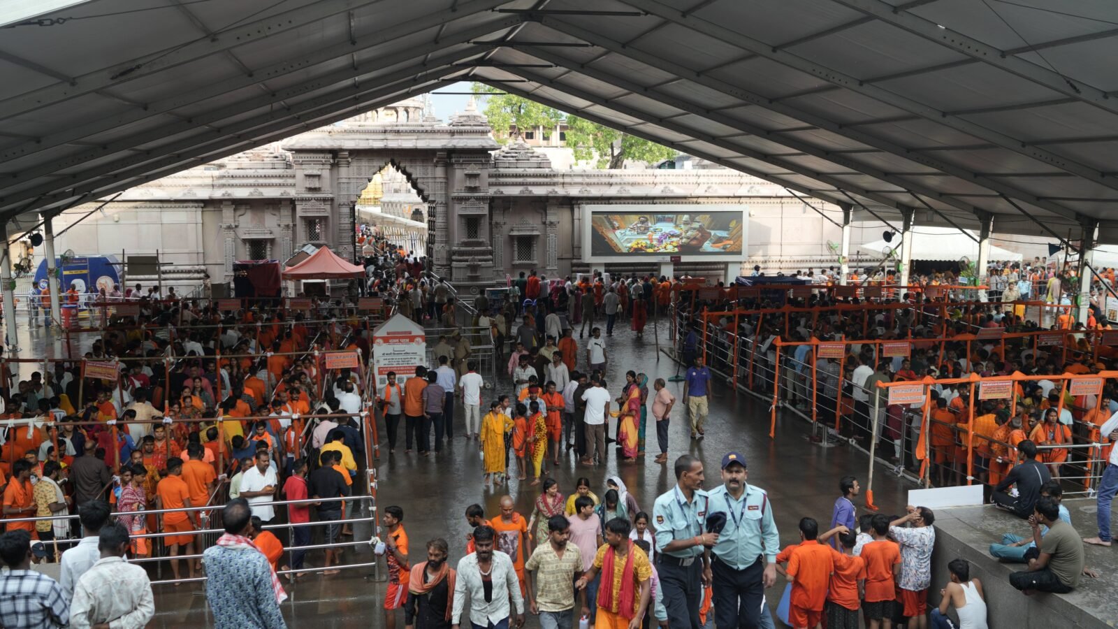 सावन के पहले सोमवार पर उत्तर प्रदेश पूरी तरह शिवमय नजर आया। काशी विश्वनाथ, अयोध्या के नागेश्वरनाथ, प्रयागराज, मेरठ, बरेली और अन्य प्रमुख शिवालयों में लाखों श्रद्धालुओं ने जलाभिषेक कर भगवान भोलेनाथ का पूजन किया। योगी सरकार ने सुरक्षा, ड्रोन निगरानी, चिकित्सा शिविर, विश्राम गृह, ट्रैफिक डायवर्जन और कांवड़ यात्रियों की सुविधाओं के व्यापक इंतजाम किए। आगामी सावन सोमवारों पर हेलीकॉप्टर से पुष्पवर्षा सहित विशेष व्यवस्थाओं का कार्यक्रम भी जारी किया गया है।