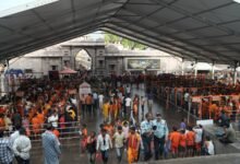 सावन के पहले सोमवार पर उत्तर प्रदेश पूरी तरह शिवमय नजर आया। काशी विश्वनाथ, अयोध्या के नागेश्वरनाथ, प्रयागराज, मेरठ, बरेली और अन्य प्रमुख शिवालयों में लाखों श्रद्धालुओं ने जलाभिषेक कर भगवान भोलेनाथ का पूजन किया। योगी सरकार ने सुरक्षा, ड्रोन निगरानी, चिकित्सा शिविर, विश्राम गृह, ट्रैफिक डायवर्जन और कांवड़ यात्रियों की सुविधाओं के व्यापक इंतजाम किए। आगामी सावन सोमवारों पर हेलीकॉप्टर से पुष्पवर्षा सहित विशेष व्यवस्थाओं का कार्यक्रम भी जारी किया गया है।