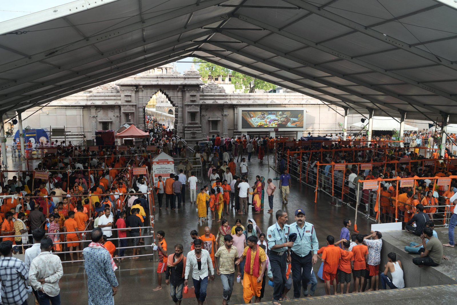 सावन के पहले सोमवार पर उत्तर प्रदेश पूरी तरह शिवमय नजर आया। काशी विश्वनाथ, अयोध्या के नागेश्वरनाथ, प्रयागराज, मेरठ, बरेली और अन्य प्रमुख शिवालयों में लाखों श्रद्धालुओं ने जलाभिषेक कर भगवान भोलेनाथ का पूजन किया। योगी सरकार ने सुरक्षा, ड्रोन निगरानी, चिकित्सा शिविर, विश्राम गृह, ट्रैफिक डायवर्जन और कांवड़ यात्रियों की सुविधाओं के व्यापक इंतजाम किए। आगामी सावन सोमवारों पर हेलीकॉप्टर से पुष्पवर्षा सहित विशेष व्यवस्थाओं का कार्यक्रम भी जारी किया गया है।