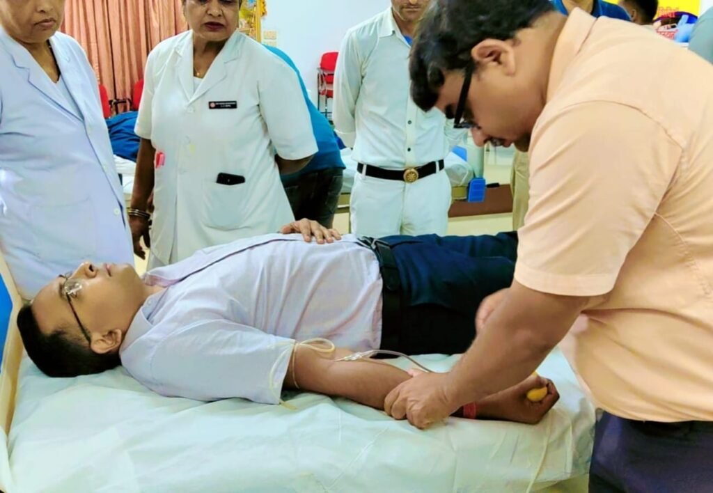 बनारस रेल इंजन कारखाना (बरेका) के केंद्रीय चिकित्सालय में शिव प्रसाद गुप्त मंडलीय चिकित्सालय के सहयोग से आयोजित स्वैच्छिक रक्तदान शिविर में 41 लोगों ने रक्तदान किया। अधिकारियों, कर्मचारियों, उनके परिजनों एवं एक्ट अप्रेंटिस प्रशिक्षुओं ने उत्साहपूर्वक भाग लेकर मानव सेवा का संदेश दिया। शिविर में रक्तदान के महत्व एवं स्वास्थ्य लाभों के प्रति भी जागरूक किया गया। कार्यक्रम में वरिष्ठ अधिकारियों एवं चिकित्सकों ने नियमित रक्तदान को समाज के लिए अत्यंत आवश्यक बताते हुए अधिक से अधिक लोगों से इस अभियान से जुड़ने की अपील की।
