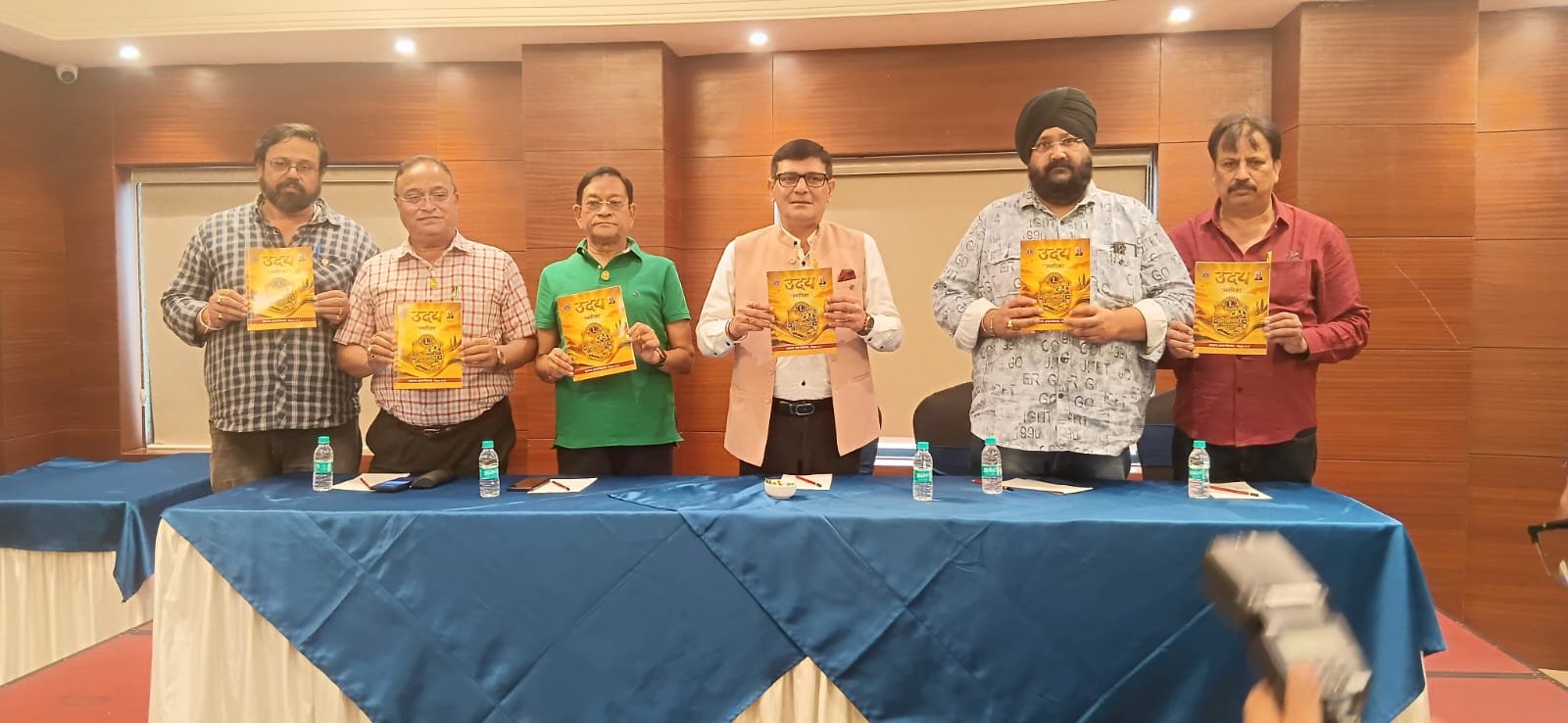 वाराणसी में 7 अगस्त 2026 को लायंस इंटरनेशनल डिस्ट्रिक्ट 321-ई का अधिष्ठापन समारोह आयोजित होगा। समारोह में लगभग 500 सदस्यों को पद एवं सेवा की शपथ दिलाई जाएगी। इस अवसर पर 150 दिव्यांगों को ट्राइसाइकिल, महिलाओं को सिलाई मशीनें तथा जरूरतमंदों को सहायक उपकरण वितरित कर सेवा एवं सामाजिक समर्पण अभियान की शुरुआत की जाएगी।