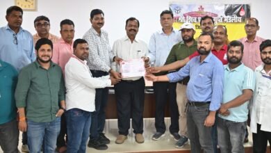बनारस रेल इंजन कारखाना (बरेका) के केंद्रीय चिकित्सालय में शिव प्रसाद गुप्त मंडलीय चिकित्सालय के सहयोग से आयोजित स्वैच्छिक रक्तदान शिविर में 41 लोगों ने रक्तदान किया। अधिकारियों, कर्मचारियों, उनके परिजनों एवं एक्ट अप्रेंटिस प्रशिक्षुओं ने उत्साहपूर्वक भाग लेकर मानव सेवा का संदेश दिया। शिविर में रक्तदान के महत्व एवं स्वास्थ्य लाभों के प्रति भी जागरूक किया गया। कार्यक्रम में वरिष्ठ अधिकारियों एवं चिकित्सकों ने नियमित रक्तदान को समाज के लिए अत्यंत आवश्यक बताते हुए अधिक से अधिक लोगों से इस अभियान से जुड़ने की अपील की।