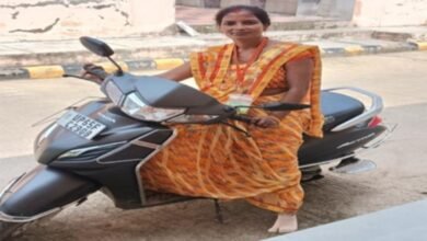 वाराणसी के गाजीपुर गांव की उर्मिला पटेल ने स्वयं सहायता समूह से जुड़कर आर्थिक चुनौतियों और सामाजिक रूढ़ियों को पीछे छोड़ दिया। दिहाड़ी मजदूर परिवार से आने वाली उर्मिला आज महिला सशक्तिकरण, आत्मनिर्भरता और सामुदायिक नेतृत्व की प्रेरणादायक मिसाल हैं। उनकी सफलता ग्रामीण महिलाओं के लिए नए अवसर और आत्मविश्वास का संदेश देती है।
