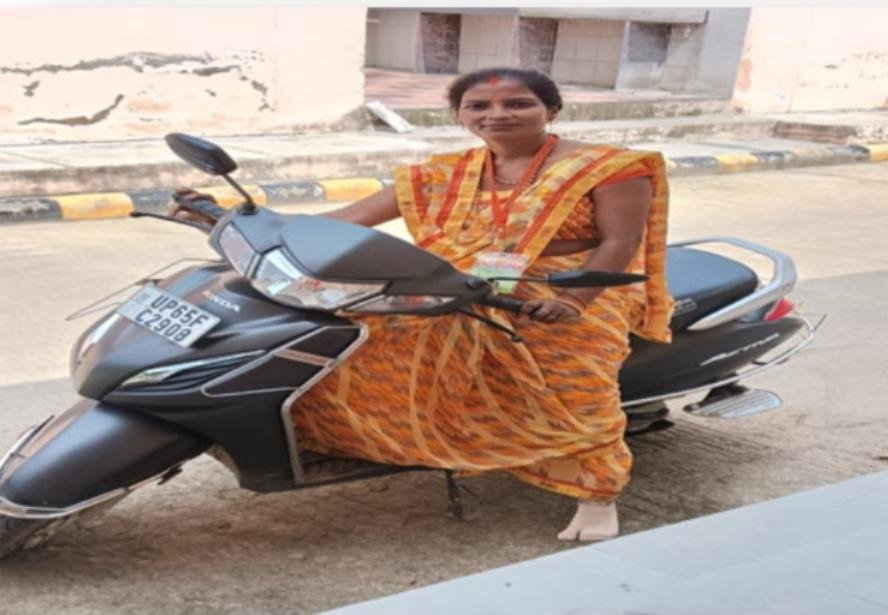 वाराणसी के गाजीपुर गांव की उर्मिला पटेल ने स्वयं सहायता समूह से जुड़कर आर्थिक चुनौतियों और सामाजिक रूढ़ियों को पीछे छोड़ दिया। दिहाड़ी मजदूर परिवार से आने वाली उर्मिला आज महिला सशक्तिकरण, आत्मनिर्भरता और सामुदायिक नेतृत्व की प्रेरणादायक मिसाल हैं। उनकी सफलता ग्रामीण महिलाओं के लिए नए अवसर और आत्मविश्वास का संदेश देती है।