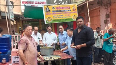 वाराणसी में सावन के प्रथम शनिवार पर संकल्प संस्था के 'संकल्प अन्न क्षेत्र' के तहत 224वें सप्ताह खिचड़ी प्रसाद एवं शीतल जल सेवा का आयोजन हुआ। चौक स्थित कन्हैयालाल गुलालचंद सर्राफ प्रतिष्ठान के सामने आयोजित सेवा अभियान में श्रद्धालुओं, राहगीरों और जरूरतमंदों ने प्रसाद ग्रहण किया। संस्था ने सेवा कार्य निरंतर जारी रखने का संकल्प दोहराया।