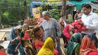 वाराणसी के सारनाथ स्थित काशी कुष्ठ सेवा आश्रम में संकल्प संस्था ने स्वतंत्रता दिवस सेवा और अपनत्व के साथ मनाया। ‘हर घर तिरंगा’ अभियान की भावना से जुड़े कार्यक्रम में आश्रमवासियों को फल, नमकीन और खाद्य सामग्री वितरित की गई। संस्था के सदस्यों ने आत्मीय संवाद कर स्वतंत्रता दिवस की शुभकामनाएं दीं और सेवा, सम्मान एवं सामाजिक जिम्मेदारी का संदेश दिया।