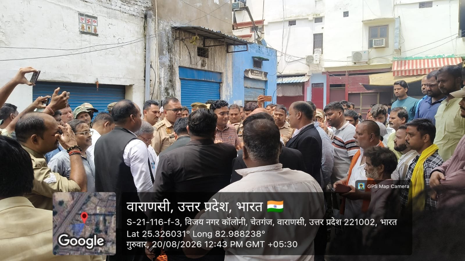 वाराणसी के सिगरा थाना क्षेत्र स्थित विजयानगरम मार्केट में नगर निगम ने बड़ी कार्रवाई करते हुए दो अवैध गेस्ट हाउस सील कर दिए। नगर आयुक्त हिमांशु नागपाल के निर्देश पर अपर नगर आयुक्त अमित कुमार के नेतृत्व में प्रवर्तन दल ने पुलिस बल के साथ कार्रवाई की। निगम के अनुसार दुकानों के ऊपरी हिस्से में बिना स्वीकृति निर्माण कर व्यावसायिक गतिविधियां संचालित की जा रही थीं। कार्रवाई के दौरान सड़क पर किए गए अतिक्रमण, ठेले और खोमचे भी हटवाए गए।