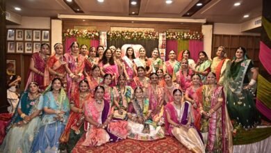 वाराणसी में माहेश्वरी महिला संगठन द्वारा आयोजित ‘लहरियो तीज उत्सव’ हर्षोल्लास के साथ संपन्न हुआ। ‘Instagram Rajasthan’ थीम पर आयोजित कार्यक्रम में राजस्थानी नृत्य रील, कॉमेडी रील और पारंपरिक घूमर की आकर्षक प्रस्तुतियां हुईं। स्वाति बाहेती को तीज क्वीन चुना गया, जबकि श्रेया सोमानी द्वितीय और राधिका मुंद्रड़ा तृतीय विजेता रहीं। रंग-बिरंगे लहरिया परिधानों में सजी महिलाओं ने राजस्थानी संस्कृति और आधुनिकता का सुंदर संगम प्रस्तुत किया।