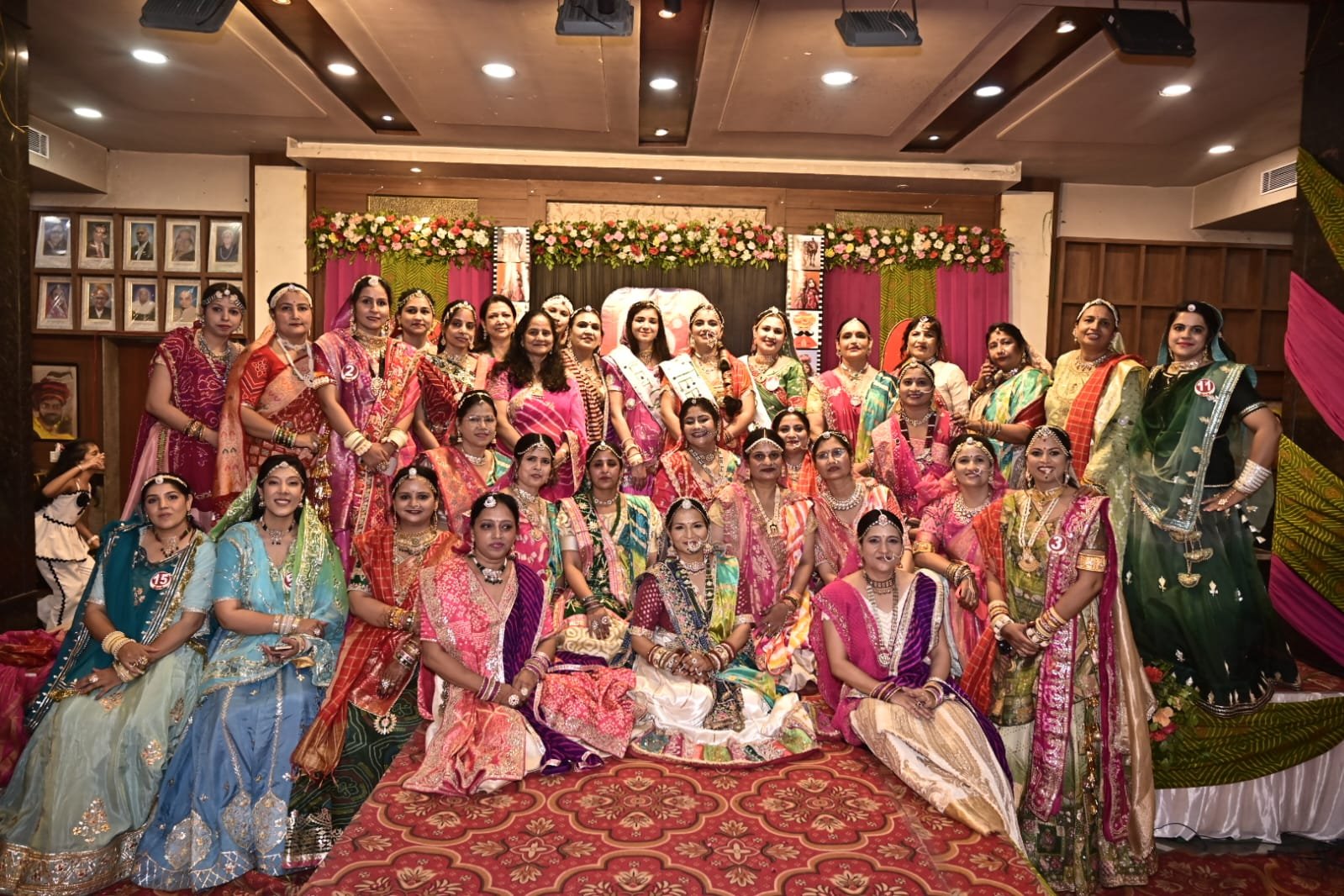 वाराणसी में माहेश्वरी महिला संगठन द्वारा आयोजित ‘लहरियो तीज उत्सव’ हर्षोल्लास के साथ संपन्न हुआ। ‘Instagram Rajasthan’ थीम पर आयोजित कार्यक्रम में राजस्थानी नृत्य रील, कॉमेडी रील और पारंपरिक घूमर की आकर्षक प्रस्तुतियां हुईं। स्वाति बाहेती को तीज क्वीन चुना गया, जबकि श्रेया सोमानी द्वितीय और राधिका मुंद्रड़ा तृतीय विजेता रहीं। रंग-बिरंगे लहरिया परिधानों में सजी महिलाओं ने राजस्थानी संस्कृति और आधुनिकता का सुंदर संगम प्रस्तुत किया।