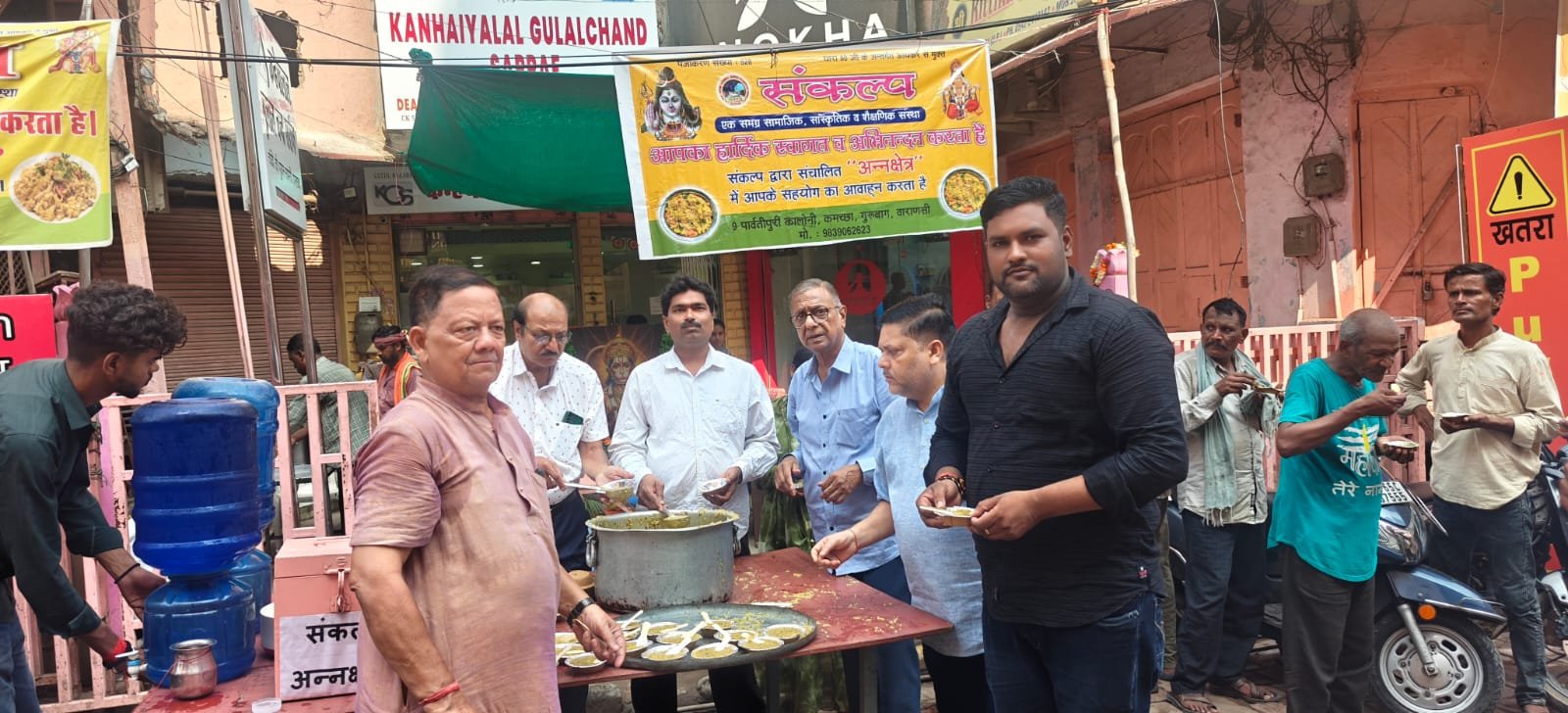 वाराणसी में सावन के प्रथम शनिवार पर संकल्प संस्था के 'संकल्प अन्न क्षेत्र' के तहत 224वें सप्ताह खिचड़ी प्रसाद एवं शीतल जल सेवा का आयोजन हुआ। चौक स्थित कन्हैयालाल गुलालचंद सर्राफ प्रतिष्ठान के सामने आयोजित सेवा अभियान में श्रद्धालुओं, राहगीरों और जरूरतमंदों ने प्रसाद ग्रहण किया। संस्था ने सेवा कार्य निरंतर जारी रखने का संकल्प दोहराया।