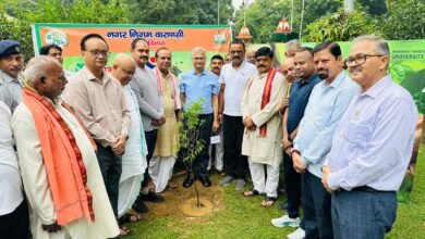 वाराणसी में ‘एक पेड़ मां के नाम’ अभियान का आगाज बीएचयू परिसर से हुआ। महापौर अशोक कुमार तिवारी और कुलपति प्रो. अजीत कुमार चतुर्वेदी ने 101 पौधे रोपे। अगले दस दिनों में बीएचयू परिसर में 6,500 और पूरे शहर में 25 हजार पौधे लगाने का लक्ष्य है। नगर निगम पौधों के लिए ट्री-गार्ड, गड्ढे और ‘पालक’ व्यवस्था के जरिए संरक्षण सुनिश्चित करेगा।