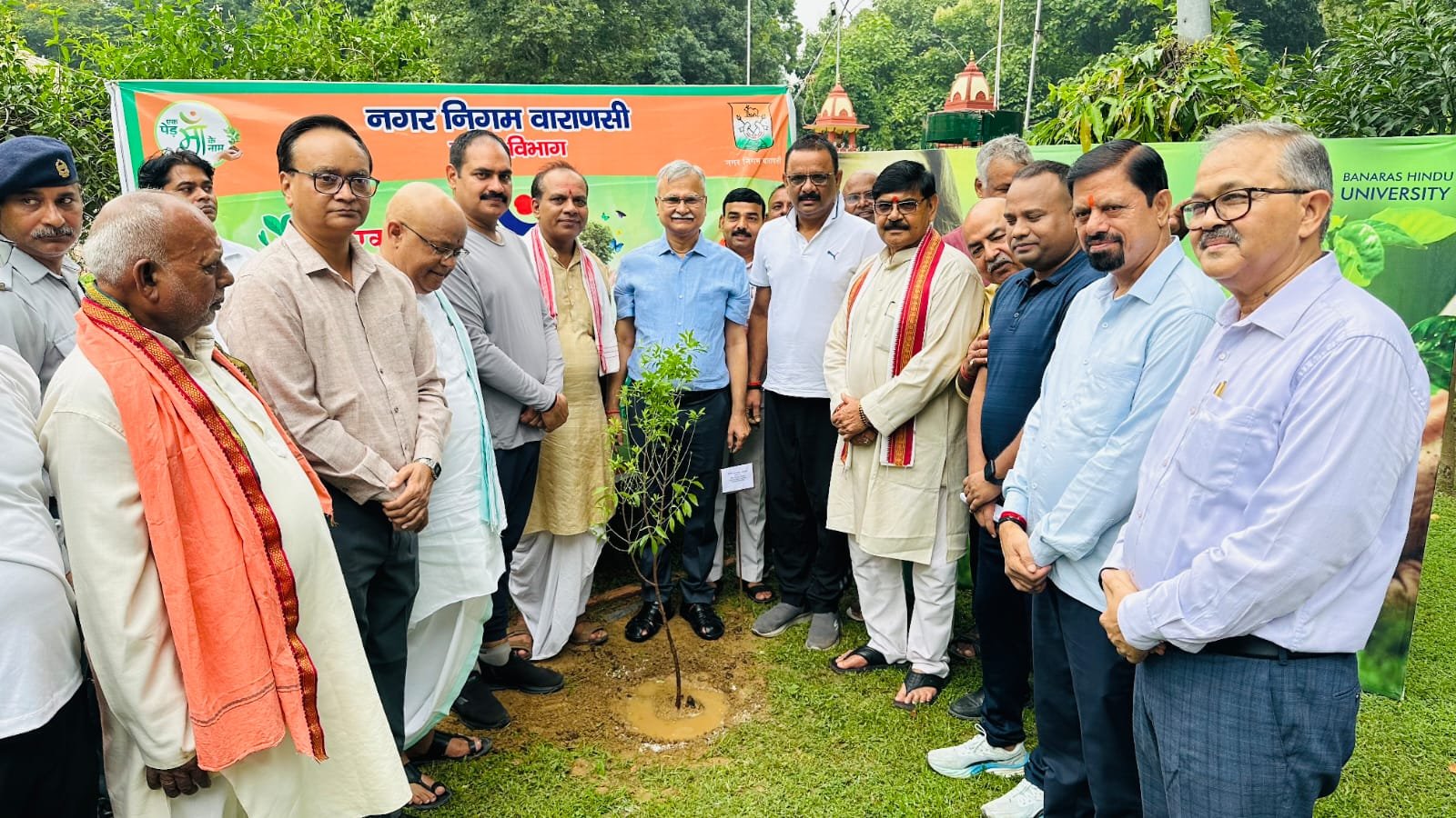 वाराणसी में ‘एक पेड़ मां के नाम’ अभियान का आगाज बीएचयू परिसर से हुआ। महापौर अशोक कुमार तिवारी और कुलपति प्रो. अजीत कुमार चतुर्वेदी ने 101 पौधे रोपे। अगले दस दिनों में बीएचयू परिसर में 6,500 और पूरे शहर में 25 हजार पौधे लगाने का लक्ष्य है। नगर निगम पौधों के लिए ट्री-गार्ड, गड्ढे और ‘पालक’ व्यवस्था के जरिए संरक्षण सुनिश्चित करेगा।
