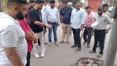वाराणसी के चित्रकूट कुंड के आसपास अतिक्रमण हटाने के लिए नगर निगम जल्द अभियान चलाएगा। नगर आयुक्त हिमांशु नागपाल ने निरीक्षण के दौरान क्षतिग्रस्त बाउंड्री वॉल की मरम्मत, पाथवे पर पर्याप्त प्रकाश, नई इंटरलॉकिंग और परिसर में ओपन जिम स्थापित करने के निर्देश दिए। साथ ही स्वच्छता व्यवस्था मजबूत करने के लिए सफाई चौकी का स्टोर रूम बनाने का प्रस्ताव मांगा गया।