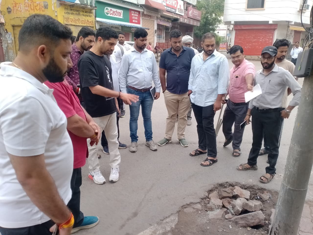 वाराणसी के चित्रकूट कुंड के आसपास अतिक्रमण हटाने के लिए नगर निगम जल्द अभियान चलाएगा। नगर आयुक्त हिमांशु नागपाल ने निरीक्षण के दौरान क्षतिग्रस्त बाउंड्री वॉल की मरम्मत, पाथवे पर पर्याप्त प्रकाश, नई इंटरलॉकिंग और परिसर में ओपन जिम स्थापित करने के निर्देश दिए। साथ ही स्वच्छता व्यवस्था मजबूत करने के लिए सफाई चौकी का स्टोर रूम बनाने का प्रस्ताव मांगा गया।