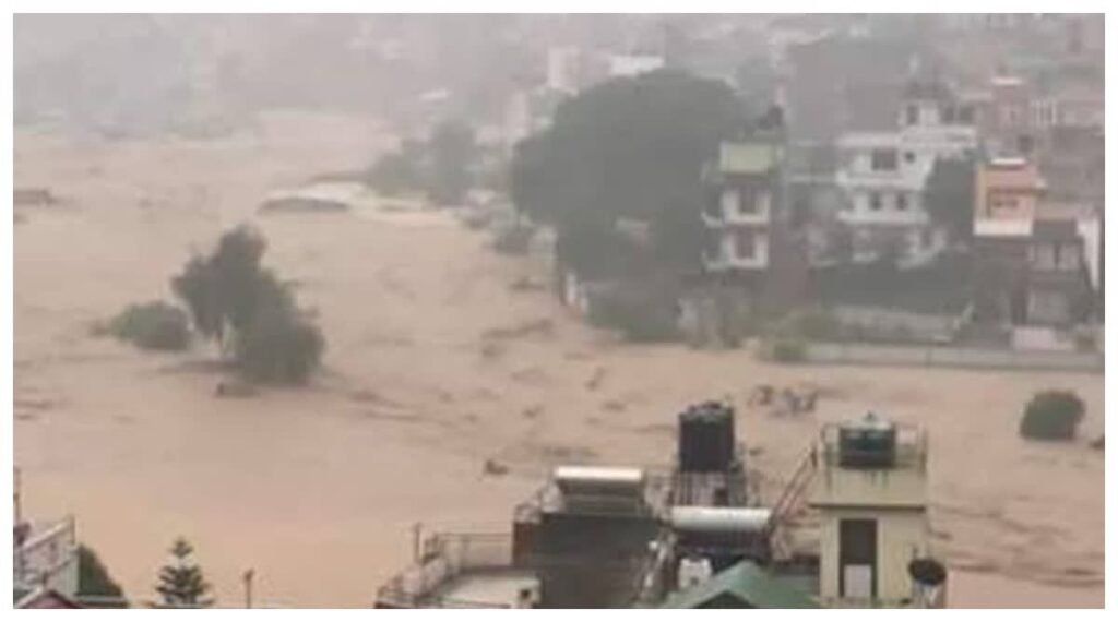 नेपाल के रसुवा जिले में भोटेकोशी नदी में अचानक आई विनाशकारी बाढ़ ने बड़े पैमाने पर तबाही मचा दी। अब तक 95 शव बरामद किए गए हैं, जबकि सैकड़ों पर्यटकों, यात्रियों और स्थानीय लोगों के लापता होने की सूचना है। लापता लोगों में बड़ी संख्या भारतीय नागरिकों की बताई जा रही है। नेपाल सेना और सुरक्षा बल राहत-बचाव अभियान में जुटे हैं। भारत ने अपने नागरिकों की सहायता के लिए दूतावास स्तर पर प्रयास तेज किए हैं। बिहार और उत्तर प्रदेश में भी प्रशासन ने सतर्कता बढ़ाई है।