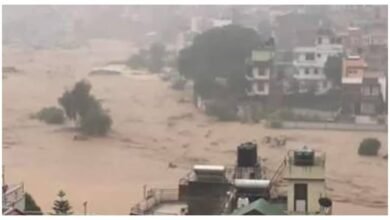 नेपाल के रसुवा जिले में भोटेकोशी नदी में अचानक आई विनाशकारी बाढ़ ने बड़े पैमाने पर तबाही मचा दी। अब तक 95 शव बरामद किए गए हैं, जबकि सैकड़ों पर्यटकों, यात्रियों और स्थानीय लोगों के लापता होने की सूचना है। लापता लोगों में बड़ी संख्या भारतीय नागरिकों की बताई जा रही है। नेपाल सेना और सुरक्षा बल राहत-बचाव अभियान में जुटे हैं। भारत ने अपने नागरिकों की सहायता के लिए दूतावास स्तर पर प्रयास तेज किए हैं। बिहार और उत्तर प्रदेश में भी प्रशासन ने सतर्कता बढ़ाई है।