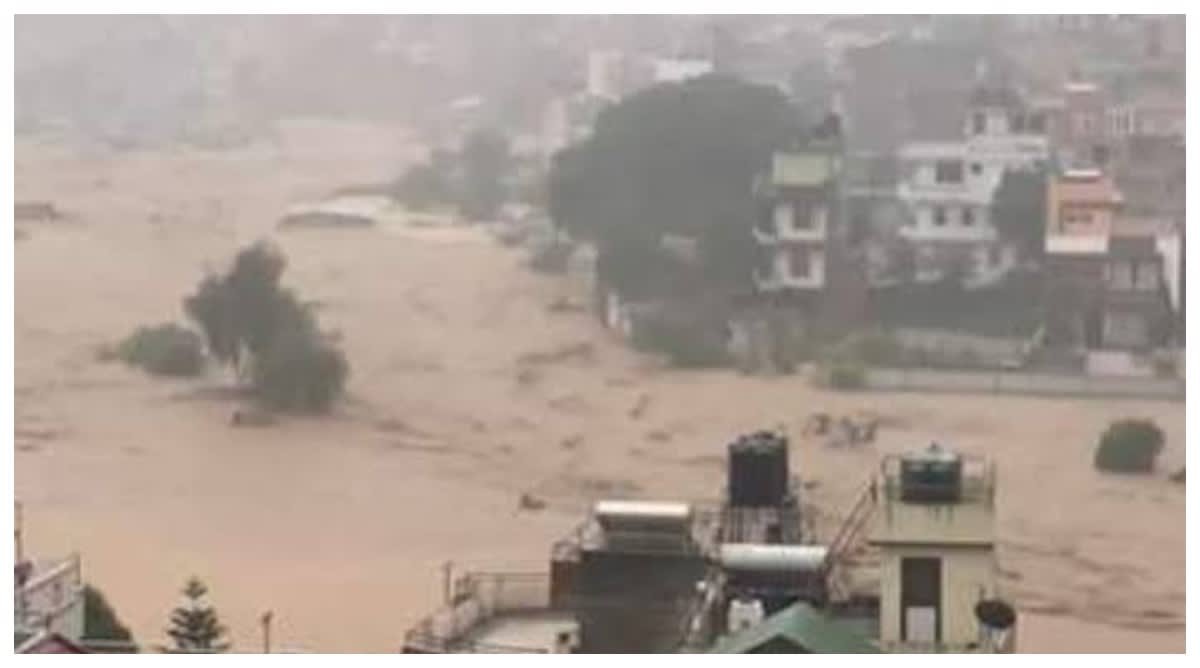 नेपाल के रसुवा जिले में भोटेकोशी नदी में अचानक आई विनाशकारी बाढ़ ने बड़े पैमाने पर तबाही मचा दी। अब तक 95 शव बरामद किए गए हैं, जबकि सैकड़ों पर्यटकों, यात्रियों और स्थानीय लोगों के लापता होने की सूचना है। लापता लोगों में बड़ी संख्या भारतीय नागरिकों की बताई जा रही है। नेपाल सेना और सुरक्षा बल राहत-बचाव अभियान में जुटे हैं। भारत ने अपने नागरिकों की सहायता के लिए दूतावास स्तर पर प्रयास तेज किए हैं। बिहार और उत्तर प्रदेश में भी प्रशासन ने सतर्कता बढ़ाई है।