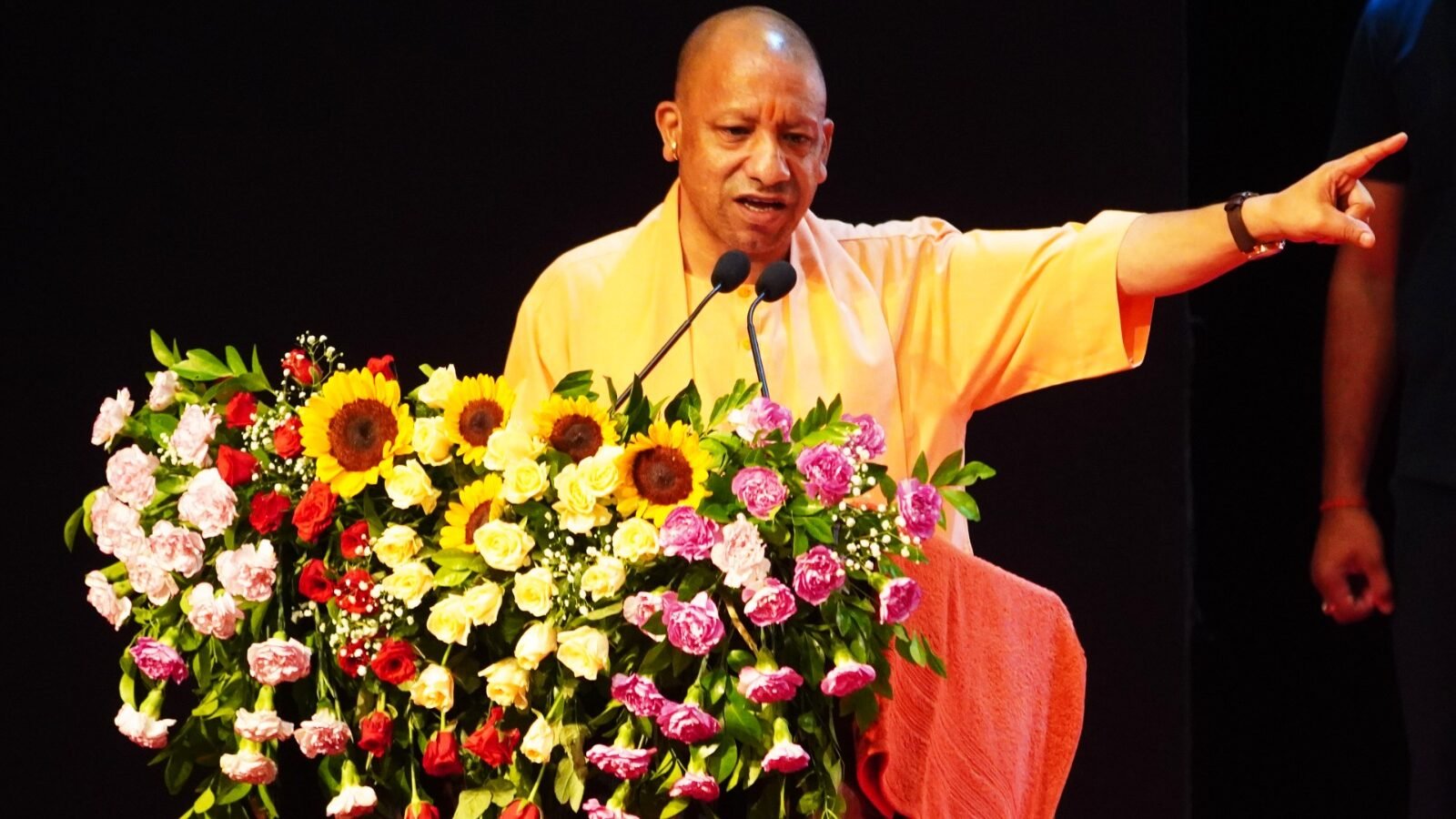 राष्ट्रीय हथकरघा दिवस पर मुख्यमंत्री योगी आदित्यनाथ ने कहा कि उत्तर प्रदेश में हथकरघा और पावरलूम से 30 लाख लोगों की आजीविका जुड़ी है। उन्होंने बुनकरों को सम्मानित करते हुए 109 करोड़ रुपये की विद्युत सहायता, टेक्सटाइल पार्क, आधुनिक डिजाइन, पैकेजिंग और वैश्विक मार्केटिंग पर जोर दिया। सरकार ने सरकारी विभागों में हथकरघा उत्पादों की खरीद बढ़ाने और स्थानीय उत्पादों को उपहार के रूप में अपनाने की भी अपील की।