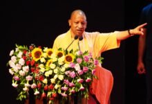 राष्ट्रीय हथकरघा दिवस पर मुख्यमंत्री योगी आदित्यनाथ ने कहा कि उत्तर प्रदेश में हथकरघा और पावरलूम से 30 लाख लोगों की आजीविका जुड़ी है। उन्होंने बुनकरों को सम्मानित करते हुए 109 करोड़ रुपये की विद्युत सहायता, टेक्सटाइल पार्क, आधुनिक डिजाइन, पैकेजिंग और वैश्विक मार्केटिंग पर जोर दिया। सरकार ने सरकारी विभागों में हथकरघा उत्पादों की खरीद बढ़ाने और स्थानीय उत्पादों को उपहार के रूप में अपनाने की भी अपील की।