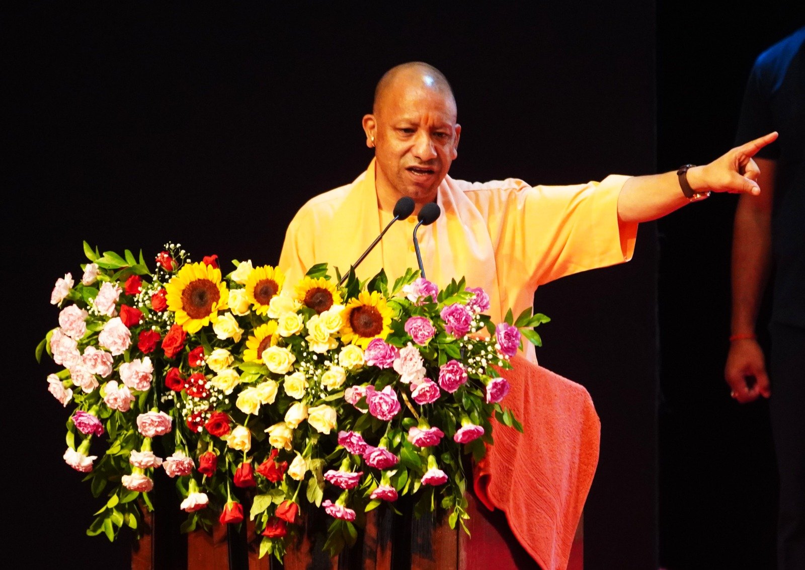 राष्ट्रीय हथकरघा दिवस पर मुख्यमंत्री योगी आदित्यनाथ ने कहा कि उत्तर प्रदेश में हथकरघा और पावरलूम से 30 लाख लोगों की आजीविका जुड़ी है। उन्होंने बुनकरों को सम्मानित करते हुए 109 करोड़ रुपये की विद्युत सहायता, टेक्सटाइल पार्क, आधुनिक डिजाइन, पैकेजिंग और वैश्विक मार्केटिंग पर जोर दिया। सरकार ने सरकारी विभागों में हथकरघा उत्पादों की खरीद बढ़ाने और स्थानीय उत्पादों को उपहार के रूप में अपनाने की भी अपील की।