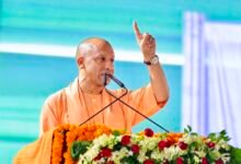 मुख्यमंत्री योगी आदित्यनाथ ने अंबेडकरनगर में 706 करोड़ रुपये की 194 विकास परियोजनाओं का लोकार्पण एवं शिलान्यास किया। उन्होंने गोविंद साहब धाम मेले को राजकीय दर्जा देने, नई युवा नीति लागू करने और प्रत्येक जिले में रोजगार जोन विकसित करने की घोषणा की। कार्यक्रम में कानून व्यवस्था, रोजगार, शिक्षा, स्वास्थ्य और जनकल्याणकारी योजनाओं की उपलब्धियां गिनाते हुए विपक्ष पर तीखा हमला बोला। साथ ही विभिन्न योजनाओं के लाभार्थियों को चेक, प्रमाणपत्र और स्वीकृति पत्र भी वितरित किए।
