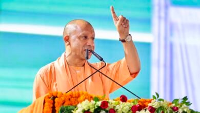 मुख्यमंत्री योगी आदित्यनाथ ने अंबेडकरनगर में 706 करोड़ रुपये की 194 विकास परियोजनाओं का लोकार्पण एवं शिलान्यास किया। उन्होंने गोविंद साहब धाम मेले को राजकीय दर्जा देने, नई युवा नीति लागू करने और प्रत्येक जिले में रोजगार जोन विकसित करने की घोषणा की। कार्यक्रम में कानून व्यवस्था, रोजगार, शिक्षा, स्वास्थ्य और जनकल्याणकारी योजनाओं की उपलब्धियां गिनाते हुए विपक्ष पर तीखा हमला बोला। साथ ही विभिन्न योजनाओं के लाभार्थियों को चेक, प्रमाणपत्र और स्वीकृति पत्र भी वितरित किए।