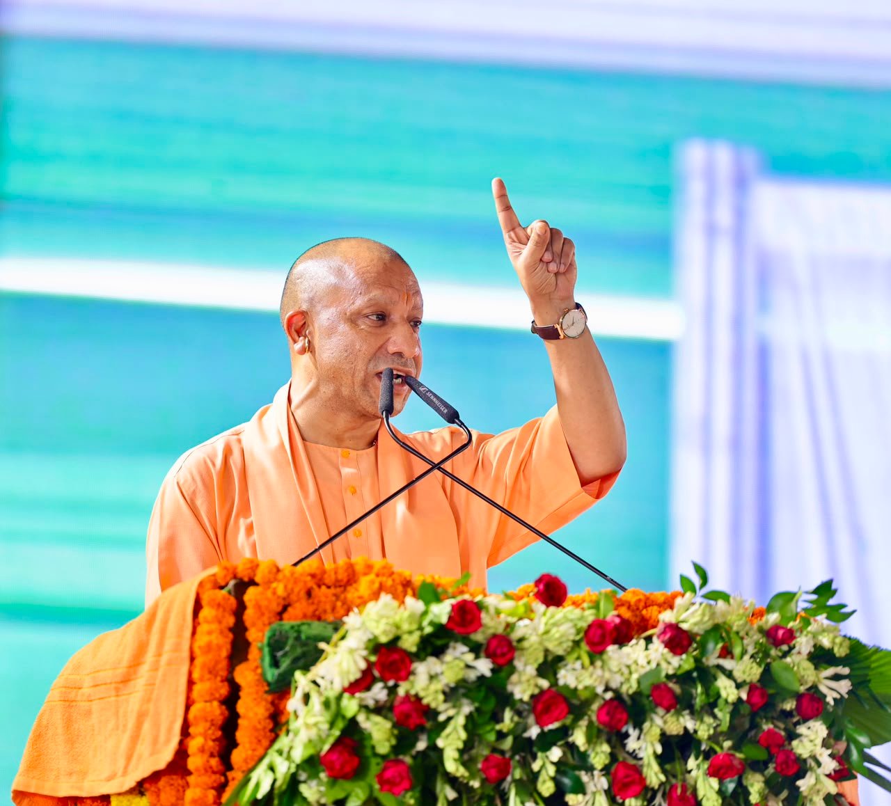 मुख्यमंत्री योगी आदित्यनाथ ने अंबेडकरनगर में 706 करोड़ रुपये की 194 विकास परियोजनाओं का लोकार्पण एवं शिलान्यास किया। उन्होंने गोविंद साहब धाम मेले को राजकीय दर्जा देने, नई युवा नीति लागू करने और प्रत्येक जिले में रोजगार जोन विकसित करने की घोषणा की। कार्यक्रम में कानून व्यवस्था, रोजगार, शिक्षा, स्वास्थ्य और जनकल्याणकारी योजनाओं की उपलब्धियां गिनाते हुए विपक्ष पर तीखा हमला बोला। साथ ही विभिन्न योजनाओं के लाभार्थियों को चेक, प्रमाणपत्र और स्वीकृति पत्र भी वितरित किए।