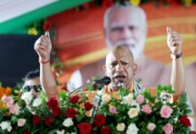 गोरखपुर में मुख्यमंत्री योगी आदित्यनाथ की अगुवाई में सोमवार को भव्य तिरंगा यात्रा निकाली गई। नगर निगम परिसर से रेलवे स्टेशन चौक तक करीब ढाई किलोमीटर की यात्रा में हजारों लोग तिरंगा लेकर शामिल हुए। मुख्यमंत्री ने महारानी लक्ष्मीबाई की प्रतिमा पर माल्यार्पण कर स्वतंत्रता सेनानियों को नमन किया। उन्होंने कहा कि तिरंगा भारत की आन, बान और शान का प्रतीक है। योगी ने लोगों से हर घर तिरंगा अभियान के तहत राष्ट्रध्वज फहराने और शहीदों के बलिदान को सम्मान देने का आह्वान किया।