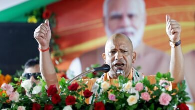 गोरखपुर में मुख्यमंत्री योगी आदित्यनाथ की अगुवाई में सोमवार को भव्य तिरंगा यात्रा निकाली गई। नगर निगम परिसर से रेलवे स्टेशन चौक तक करीब ढाई किलोमीटर की यात्रा में हजारों लोग तिरंगा लेकर शामिल हुए। मुख्यमंत्री ने महारानी लक्ष्मीबाई की प्रतिमा पर माल्यार्पण कर स्वतंत्रता सेनानियों को नमन किया। उन्होंने कहा कि तिरंगा भारत की आन, बान और शान का प्रतीक है। योगी ने लोगों से हर घर तिरंगा अभियान के तहत राष्ट्रध्वज फहराने और शहीदों के बलिदान को सम्मान देने का आह्वान किया।