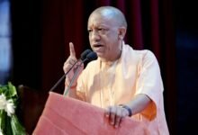 लखनऊ में विभाजन विभीषिका स्मृति दिवस कार्यक्रम में मुख्यमंत्री योगी आदित्यनाथ ने 1947 के विभाजन की त्रासदी को याद करते हुए कहा कि इतिहास से सीख लेकर ऐसी गलतियों को दोहराने से बचना होगा। उन्होंने राष्ट्रीय एकता, अखंडता और सामाजिक समरसता मजबूत करने का आह्वान किया। सीएम योगी ने कहा कि देश की सबसे बड़ी पहचान भारतीय होना है। मौन यात्रा के दौरान ‘देश नहीं झुकने देंगे, फिर देश नहीं बंटने देंगे’ संदेश वाला पोस्टर भी चर्चा में रहा।