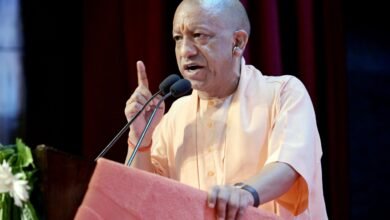 लखनऊ में विभाजन विभीषिका स्मृति दिवस कार्यक्रम में मुख्यमंत्री योगी आदित्यनाथ ने 1947 के विभाजन की त्रासदी को याद करते हुए कहा कि इतिहास से सीख लेकर ऐसी गलतियों को दोहराने से बचना होगा। उन्होंने राष्ट्रीय एकता, अखंडता और सामाजिक समरसता मजबूत करने का आह्वान किया। सीएम योगी ने कहा कि देश की सबसे बड़ी पहचान भारतीय होना है। मौन यात्रा के दौरान ‘देश नहीं झुकने देंगे, फिर देश नहीं बंटने देंगे’ संदेश वाला पोस्टर भी चर्चा में रहा।