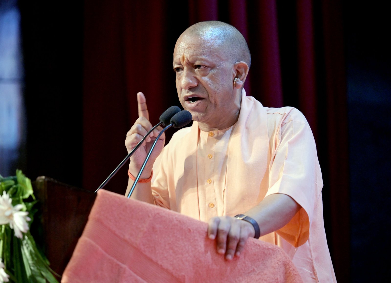 लखनऊ में विभाजन विभीषिका स्मृति दिवस कार्यक्रम में मुख्यमंत्री योगी आदित्यनाथ ने 1947 के विभाजन की त्रासदी को याद करते हुए कहा कि इतिहास से सीख लेकर ऐसी गलतियों को दोहराने से बचना होगा। उन्होंने राष्ट्रीय एकता, अखंडता और सामाजिक समरसता मजबूत करने का आह्वान किया। सीएम योगी ने कहा कि देश की सबसे बड़ी पहचान भारतीय होना है। मौन यात्रा के दौरान ‘देश नहीं झुकने देंगे, फिर देश नहीं बंटने देंगे’ संदेश वाला पोस्टर भी चर्चा में रहा।