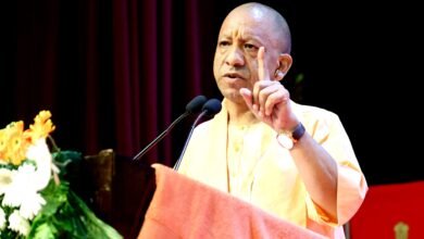 लखनऊ में ‘खाकी का सितारा’ गीत के लॉन्च कार्यक्रम में मुख्यमंत्री योगी आदित्यनाथ ने कहा कि सुरक्षा सुशासन की बुनियाद है। उन्होंने यूपी पुलिस के शौर्य, संवेदना और कार्यक्षमता की सराहना करते हुए 22 बच्चों के सफल रेस्क्यू का जिक्र किया। सीएम ने कहा कि अपराधियों और दुस्साहस करने वालों के खिलाफ सरकार की जीरो टॉलरेंस नीति जारी रहेगी।