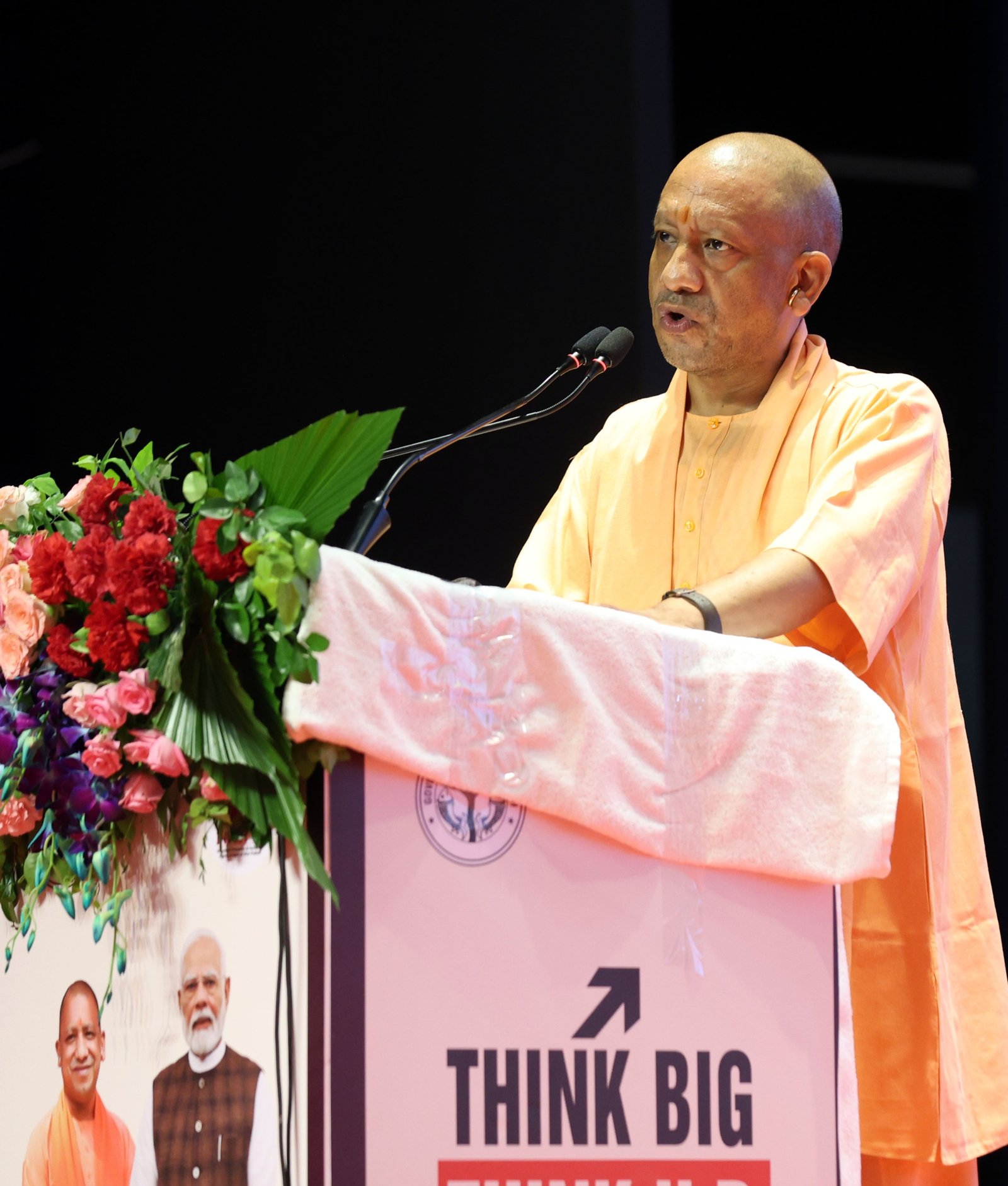 लखनऊ में यूपी-जापान इन्वेस्टमेंट मीट में मुख्यमंत्री योगी आदित्यनाथ ने उत्तर प्रदेश और जापान के बीच दीर्घकालिक साझेदारी को नई दिशा देने की बात कही। यामानाशी की एमएसएमई कंपनियों के लिए 600 करोड़ रुपये के फंड की घोषणा को निवेश के बढ़ते भरोसे का संकेत बताया गया। जापानी कंपनियों को यूपी में निवेश और ग्लोबल कैपेबिलिटी सेंटर स्थापित करने का न्योता दिया गया। ग्रीन हाइड्रोजन, मैन्युफैक्चरिंग, स्किल डेवलपमेंट, पर्यटन और टेक्नोलॉजी के क्षेत्र में सहयोग बढ़ाने पर जोर दिया गया।