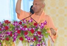 लखनऊ में अवध केसरी राना बेनी माधव बख्श सिंह की 222वीं जयंती पर आयोजित भाव समर्पण समारोह में मुख्यमंत्री योगी आदित्यनाथ ने कांग्रेस और राहुल गांधी पर तीखा हमला बोला। उन्होंने मनुस्मृति संबंधी बयान, आपातकाल, राष्ट्रीय नायकों की उपेक्षा और कांग्रेस की विरासत राजनीति पर सवाल उठाए। सीएम ने कहा कि 1857 का प्रथम स्वाधीनता संग्राम उत्तर प्रदेश के बिना अधूरा है। उन्होंने राना बेनी माधव बख्श सिंह समेत स्वतंत्रता सेनानियों को श्रद्धांजलि दी और वीरा पासी की प्रतिमा लगाने का सुझाव दिया।