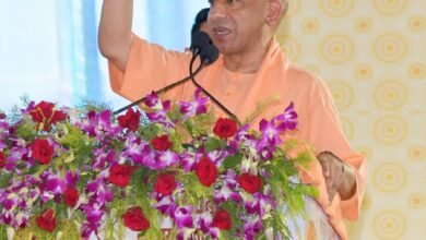 लखनऊ में अवध केसरी राना बेनी माधव बख्श सिंह की 222वीं जयंती पर आयोजित भाव समर्पण समारोह में मुख्यमंत्री योगी आदित्यनाथ ने कांग्रेस और राहुल गांधी पर तीखा हमला बोला। उन्होंने मनुस्मृति संबंधी बयान, आपातकाल, राष्ट्रीय नायकों की उपेक्षा और कांग्रेस की विरासत राजनीति पर सवाल उठाए। सीएम ने कहा कि 1857 का प्रथम स्वाधीनता संग्राम उत्तर प्रदेश के बिना अधूरा है। उन्होंने राना बेनी माधव बख्श सिंह समेत स्वतंत्रता सेनानियों को श्रद्धांजलि दी और वीरा पासी की प्रतिमा लगाने का सुझाव दिया।
