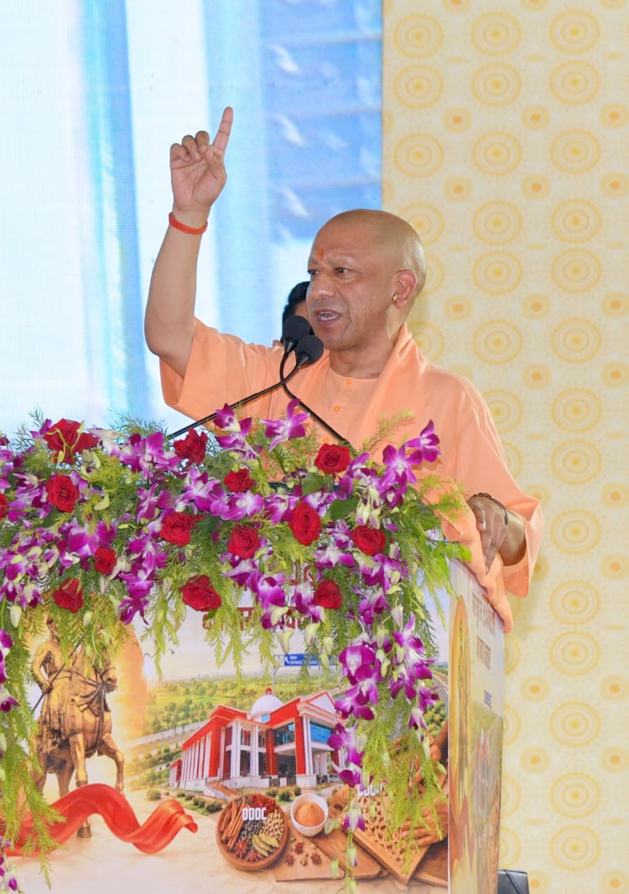 लखनऊ में अवध केसरी राना बेनी माधव बख्श सिंह की 222वीं जयंती पर आयोजित भाव समर्पण समारोह में मुख्यमंत्री योगी आदित्यनाथ ने कांग्रेस और राहुल गांधी पर तीखा हमला बोला। उन्होंने मनुस्मृति संबंधी बयान, आपातकाल, राष्ट्रीय नायकों की उपेक्षा और कांग्रेस की विरासत राजनीति पर सवाल उठाए। सीएम ने कहा कि 1857 का प्रथम स्वाधीनता संग्राम उत्तर प्रदेश के बिना अधूरा है। उन्होंने राना बेनी माधव बख्श सिंह समेत स्वतंत्रता सेनानियों को श्रद्धांजलि दी और वीरा पासी की प्रतिमा लगाने का सुझाव दिया।