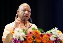 लखनऊ में मुख्यमंत्री योगी आदित्यनाथ ने स्टेट ट्रांसफॉर्मेशन कमीशन की बैठक में उत्तर प्रदेश की प्रमुख विकास परियोजनाओं और जनकल्याणकारी योजनाओं की समीक्षा की। उन्होंने एक्सप्रेसवे परियोजनाओं में भूमि अधिग्रहण तेज करने, डिजिटल लाइब्रेरी कार्य 30 सितंबर तक पूरा करने और जीरो पावर्टी अभियान के पात्र परिवारों को योजनाओं से जोड़ने के निर्देश दिए। मुख्यमंत्री ने अग्नि सुरक्षा, बिजली व्यवस्था, श्रमिक सुविधाओं और राजस्व मामलों में जवाबदेही तय करने पर भी जोर दिया।