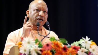 लखनऊ में मुख्यमंत्री योगी आदित्यनाथ ने स्टेट ट्रांसफॉर्मेशन कमीशन की बैठक में उत्तर प्रदेश की प्रमुख विकास परियोजनाओं और जनकल्याणकारी योजनाओं की समीक्षा की। उन्होंने एक्सप्रेसवे परियोजनाओं में भूमि अधिग्रहण तेज करने, डिजिटल लाइब्रेरी कार्य 30 सितंबर तक पूरा करने और जीरो पावर्टी अभियान के पात्र परिवारों को योजनाओं से जोड़ने के निर्देश दिए। मुख्यमंत्री ने अग्नि सुरक्षा, बिजली व्यवस्था, श्रमिक सुविधाओं और राजस्व मामलों में जवाबदेही तय करने पर भी जोर दिया।
