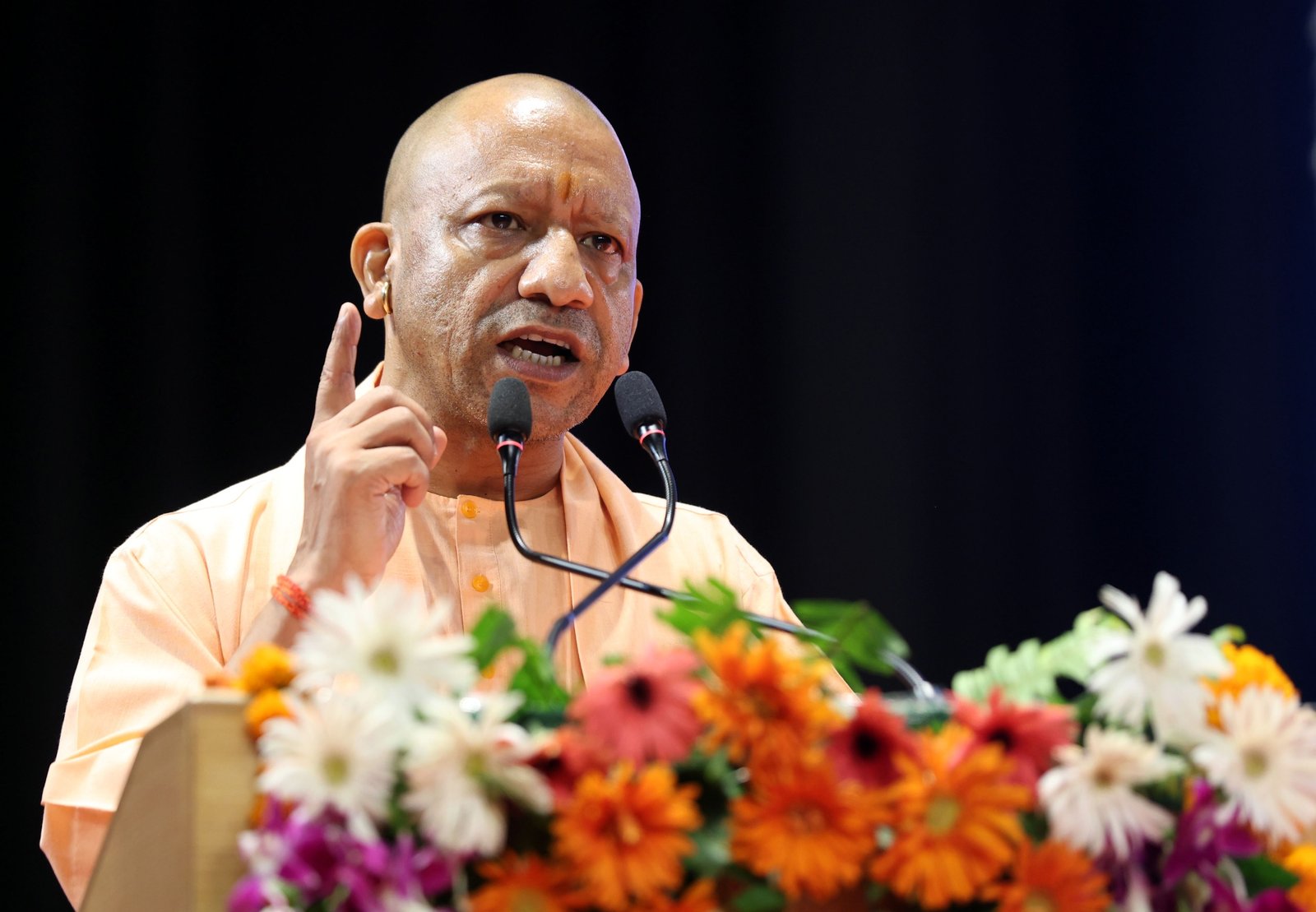 लखनऊ में मुख्यमंत्री योगी आदित्यनाथ ने स्टेट ट्रांसफॉर्मेशन कमीशन की बैठक में उत्तर प्रदेश की प्रमुख विकास परियोजनाओं और जनकल्याणकारी योजनाओं की समीक्षा की। उन्होंने एक्सप्रेसवे परियोजनाओं में भूमि अधिग्रहण तेज करने, डिजिटल लाइब्रेरी कार्य 30 सितंबर तक पूरा करने और जीरो पावर्टी अभियान के पात्र परिवारों को योजनाओं से जोड़ने के निर्देश दिए। मुख्यमंत्री ने अग्नि सुरक्षा, बिजली व्यवस्था, श्रमिक सुविधाओं और राजस्व मामलों में जवाबदेही तय करने पर भी जोर दिया।