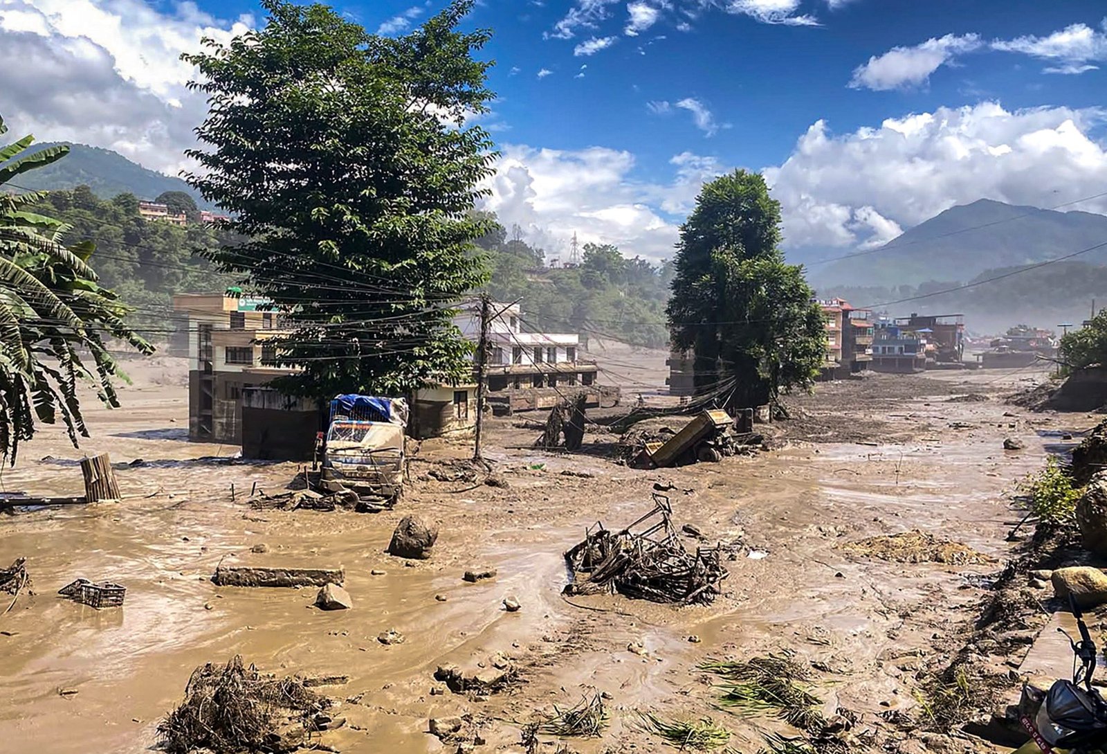 नेपाल-तिब्बत सीमा पर अचानक आई विनाशकारी बाढ़ और भूस्खलन से भारी तबाही मची है। मृतकों की संख्या 359 तक पहुंच गई है, जबकि सैकड़ों लोग अब भी लापता हैं। भारतीय नागरिकों से संपर्क स्थापित करने के प्रयास जारी हैं। प्रभावित क्षेत्रों में सड़क, पुल और संचार नेटवर्क बुरी तरह क्षतिग्रस्त हैं। चीन ने बैरियर झील टूटने की चेतावनी भी जारी की है। भारत और नेपाल की एजेंसियां युद्धस्तर पर राहत एवं बचाव अभियान चला रही हैं।