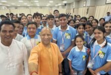 लखनऊ में मुख्यमंत्री योगी आदित्यनाथ ने भारत दर्शन शैक्षिक भ्रमण कार्यक्रम के तहत उत्तराखंड के देवप्रयाग से आए मेधावी विद्यार्थियों से संवाद किया। उन्होंने बच्चों को आत्मविश्वास, समय प्रबंधन, व्यावहारिक ज्ञान और तकनीक के सकारात्मक उपयोग का महत्व समझाया। मुख्यमंत्री ने स्मार्टफोन और आर्टिफिशियल इंटेलिजेंस के संतुलित उपयोग की सलाह दी। उन्होंने अधिकारियों को विद्यार्थियों को गोमती बुक फेस्टिवल ले जाने और ‘एग्जाम वॉरियर्स’ पुस्तक उपलब्ध कराने के निर्देश दिए। बच्चों को लखनऊ, अयोध्या और काशी के विकास से भी परिचित कराने को कहा।