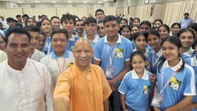 लखनऊ में मुख्यमंत्री योगी आदित्यनाथ ने भारत दर्शन शैक्षिक भ्रमण कार्यक्रम के तहत उत्तराखंड के देवप्रयाग से आए मेधावी विद्यार्थियों से संवाद किया। उन्होंने बच्चों को आत्मविश्वास, समय प्रबंधन, व्यावहारिक ज्ञान और तकनीक के सकारात्मक उपयोग का महत्व समझाया। मुख्यमंत्री ने स्मार्टफोन और आर्टिफिशियल इंटेलिजेंस के संतुलित उपयोग की सलाह दी। उन्होंने अधिकारियों को विद्यार्थियों को गोमती बुक फेस्टिवल ले जाने और ‘एग्जाम वॉरियर्स’ पुस्तक उपलब्ध कराने के निर्देश दिए। बच्चों को लखनऊ, अयोध्या और काशी के विकास से भी परिचित कराने को कहा।
