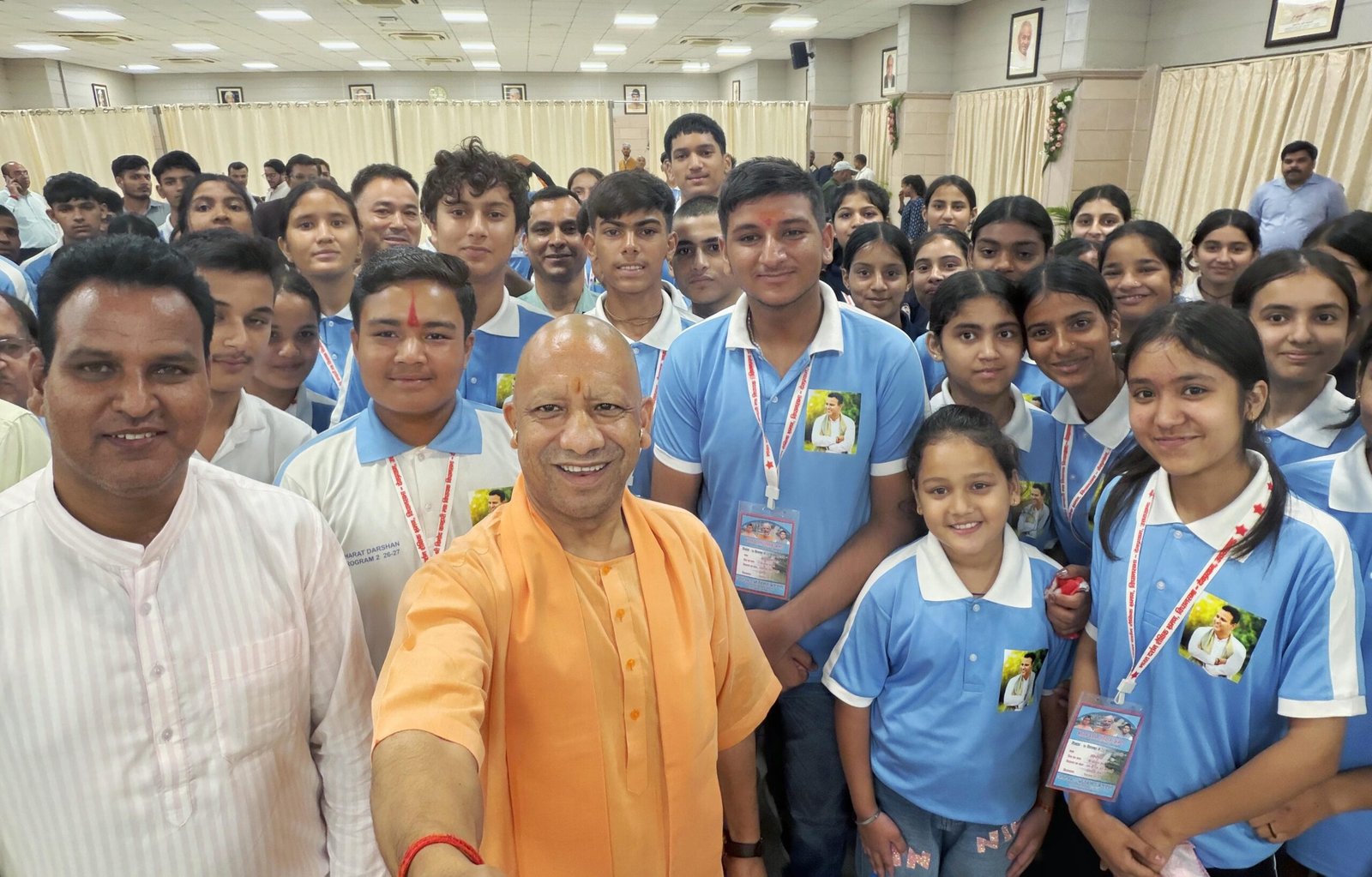 लखनऊ में मुख्यमंत्री योगी आदित्यनाथ ने भारत दर्शन शैक्षिक भ्रमण कार्यक्रम के तहत उत्तराखंड के देवप्रयाग से आए मेधावी विद्यार्थियों से संवाद किया। उन्होंने बच्चों को आत्मविश्वास, समय प्रबंधन, व्यावहारिक ज्ञान और तकनीक के सकारात्मक उपयोग का महत्व समझाया। मुख्यमंत्री ने स्मार्टफोन और आर्टिफिशियल इंटेलिजेंस के संतुलित उपयोग की सलाह दी। उन्होंने अधिकारियों को विद्यार्थियों को गोमती बुक फेस्टिवल ले जाने और ‘एग्जाम वॉरियर्स’ पुस्तक उपलब्ध कराने के निर्देश दिए। बच्चों को लखनऊ, अयोध्या और काशी के विकास से भी परिचित कराने को कहा।